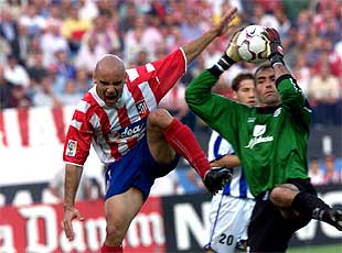 Movilla salta a la desesperada a un centro y César atrapa.