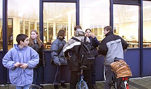 Estudiantes de secundaria, en la puerta de una clase de un centro en Holanda.