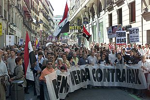 Miles de manifestantes marcharon ayer en Madrid tras el lema 'Paremos la guerra contra Irak'.