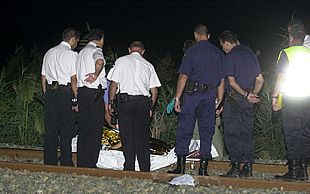 Policías y forenses se disponían a levantar el cadáver de la niña fallecida la noche del sábado en Alicante.