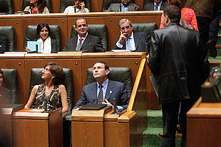 Arnaldo Otegi, de espalda a la derecha, saluda a los parlamentarios del PNV en el último pleno. PLANO GENERAL - ESCENA