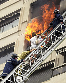 Un incendio destruye 28 viviendas en un edificio de Madrid