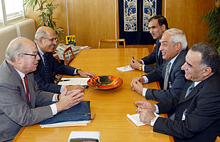 Los jefes negociadores de Naciones Unidas y la OIEA conversan con los delegados de Irak (derecha) ayer en Viena.rnPLANO GENERAL - ESCENA