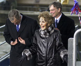 George Bush y Nancy Reagan, en marzo del pasado año, tras bautizar un portaaviones. PLANO GENERAL - ESCENA