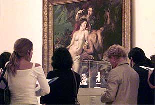 Un grupo contempla el lienzo  La unión de la tierra y el agua,  de Rubens, en el Guggenheim de Bilbao. PLANO MEDIO - ESCENA