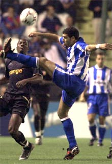 Naybet despeja la pelota.