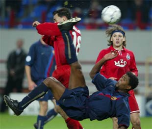 Kluivert intenta un remate de chilena.