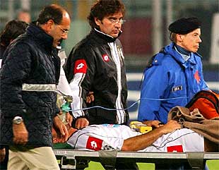 Di Vaio es retirado en camilla y con oxígeno tras su encontronazo con O'Brien.