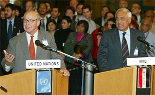 Blix (izquierda), jefe de la comisión de inspecciones, junto al representante iraquí, Al Sadi, ayer en Viena.