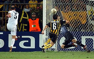 Zidane remata con la izquierda en la jugada del 3-2.