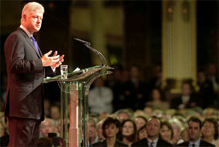 Clinton habla en el Congreso de los laboristas británicos. En primera fila, Cherie, la esposa del primer ministro Blair. PLANO GENERAL - ESCENA