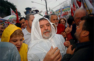 Luiz Inácio  Lula  da Silva comienza, bajo la lluvia, un paseo electoral por la ciudad de São Bernardo do Campo. PRIMER PLANO - ESCENA