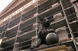 LAS CORTES, ANDAMIADAS.