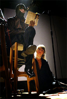 Un momento de la presentación de la novela    Plataforma.  PLANO ENTERO - ESCENA