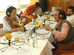 Carmen Romero y Chano Lobato sonríen durante el programa  Entrevista a dos. 
