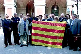 HOMENAJE A LA 'SENYERA'. PLANO GENERAL - ESCENA