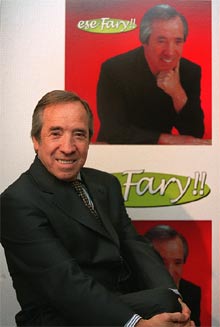 José Luis Cantero,    El Fary,  con la portada de su nuevo disco. PLANO MEDIO - RETRATO