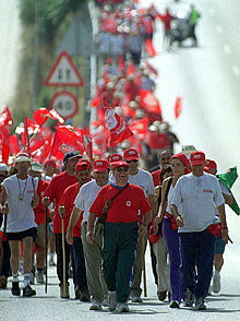 Varios integrantes de la marcha contra el    decretazo,  en su camino hacia Valdemoro (Madrid).
