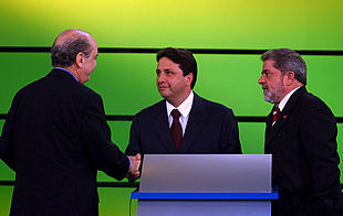 Luiz Inácio   Lula   da Silva (derecha), José Serra (izquierda) y Anthony Garotinho se saludan antes de comenzar el jueves el debate televisivo de la noche.