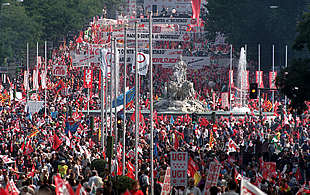 Imagen de la manifestación de ayer contra el    decretazo  a su paso por la plaza de Cibeles.