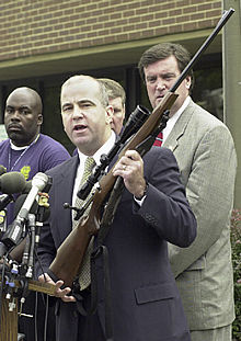 Un agente muestra un fusil similar al de los asesinatos de Washington.