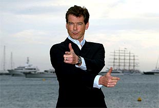 Pierce Brosnan posa en la playa durante el pasado Festival de Cine de Cannes, donde presentó    Morir otro día . PLANO MEDIO - RETRATO