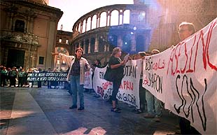 Imagen de la concentración contra la guerra y la política belicista de EE UU, ayer, en la plaza de la Virgen de Valencia.