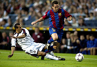 Fernando Navarro intenta irse de un jugador de Osasuna.