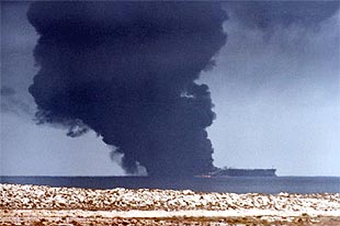 Una densa columna de humo se eleva desde el superpetrolero    Limburg  en aguas de Yemen. PLANO GENERAL - OBJETO