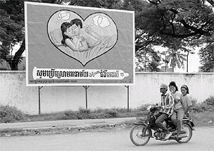 Cartel de una campaña contra el sida en Phnom Pehn, Camboya.rnPLANO GENERAL - ESCENA
