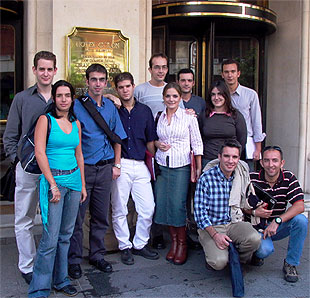 Enfermeros andaluces, ayer, ante el hotel donde fueron seleccionados para trabajar en Gran Bretaña.