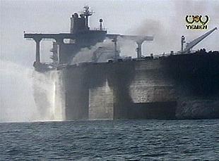 El humo seguía saliendo ayer del casco del petrolero francés   Limburg  ,  que permanecía en aguas de Yemen.