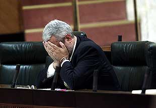 Ortega se cubre  la cara con las manos, ayer, en el debate sobre su reprobación en el Parlamento.