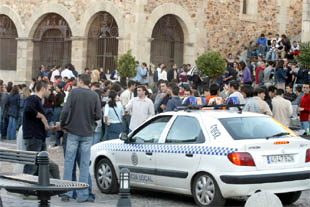 Jóvenes en la plaza Mayor de Cáceres en la tarde de ayer.
