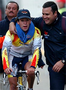 Francisco Gutiérrez es acompañado hacia el podio en el circuito de Zolder.