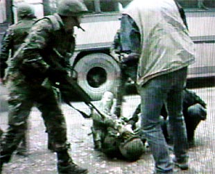 DOS MILITARES ESPAÑOLES, HERIDOS EN KOSOVO.