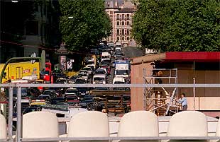 Los preparativos para el desfile del Día de la Hispanidad colapsan el centro
