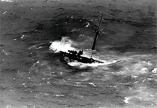 El petrolero  Mar Egeo,  hundiéndose en la costa de A Coruña en 1992.