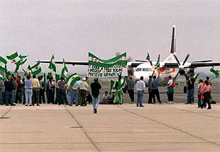 Jornaleros del SOC, ayer en la pista del aeropuerto de Sevilla.