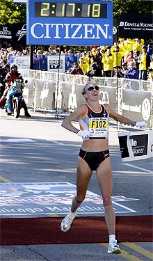 La británica Paula Radcliffe, en su llegada triunfal.
