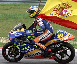 Fonsi Nieto da la vuelta de honor con la bandera española.