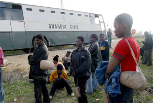 Inmigrantes subsaharianas, momentos antes de subir a un furgón de la Guardia Civil, ayer en Tarifa.