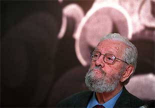 Luis García Berlanga, junto a una de las imágenes de    Bienvenido Mister Marshall. 