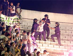 Tres policías detienen a un hincha violento durante el último    derby  Sevilla-Betis.