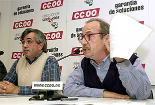 Gregorio Marchán (izquierda) y Andrés Gómez, dirigentes de CC OO, durante la rueda de prensa que dieron ayer para analizar el contenido del informe del Tribunal de Cuentas.
