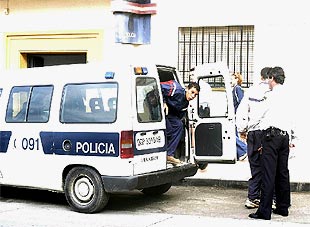 Motín de argelinos en un centro de inmigrantes de Ceuta