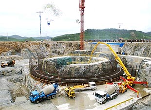 Trabajos de construcción en un reactor de agua ligera en Kumho. Corea del Norte.