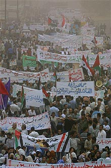 Residentes árabes de Bagdad manifiestan su apoyo a Sadam Husein.