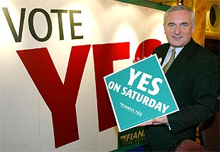 El primer ministro de Irlanda, Bertie Ahern, posa con un cartel a favor del    sí  en el referéndum.