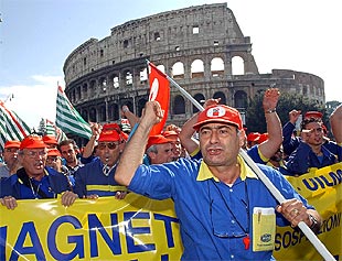 Trabajadores de una planta de Fiat situada en Sicilia se manifiestan en Roma contra el anunciado recorte de empleos.
